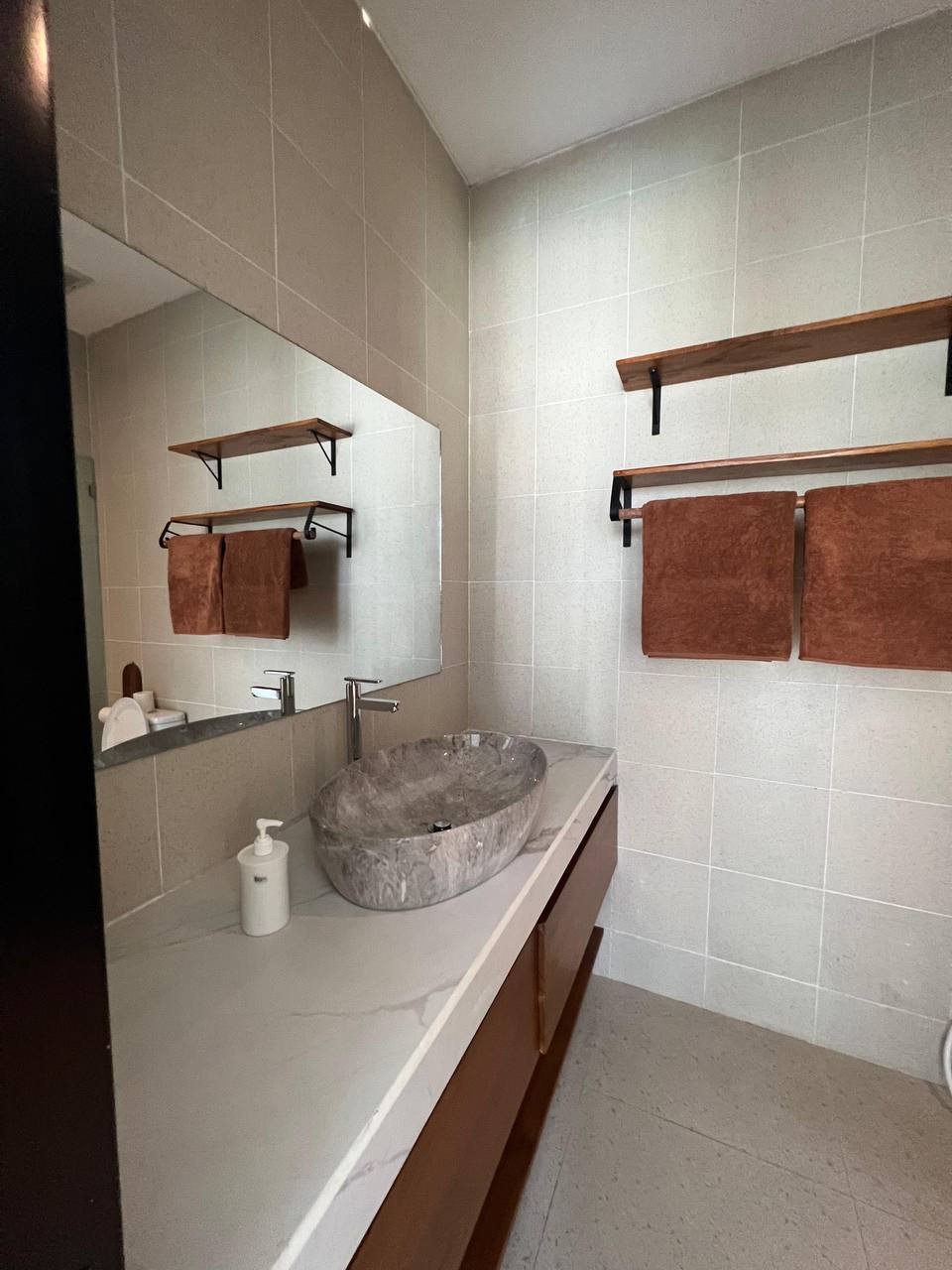 Ensuite bathroom with vanity and towels